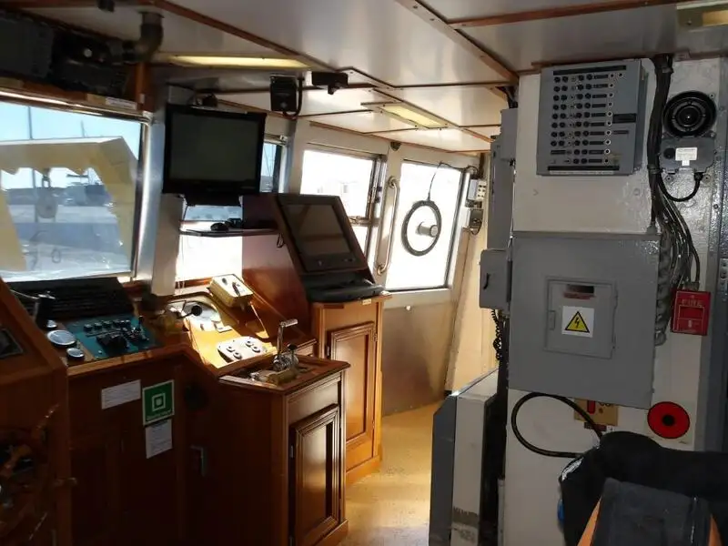 Kapal penelitian untuk dijual