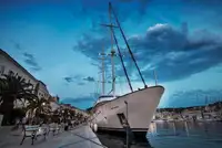 Kapal pesiar dijual