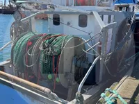 Kapal pengangkut ikan hidup untuk dijual