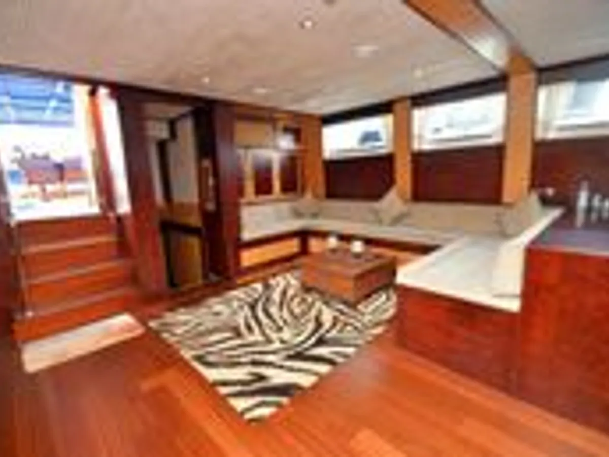 Yacht untuk dijual