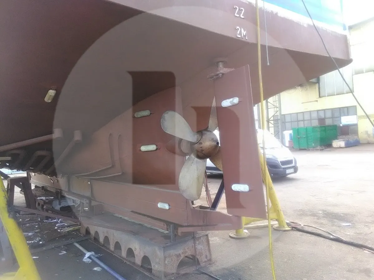 Kapal pengangkut ikan hidup untuk dijual