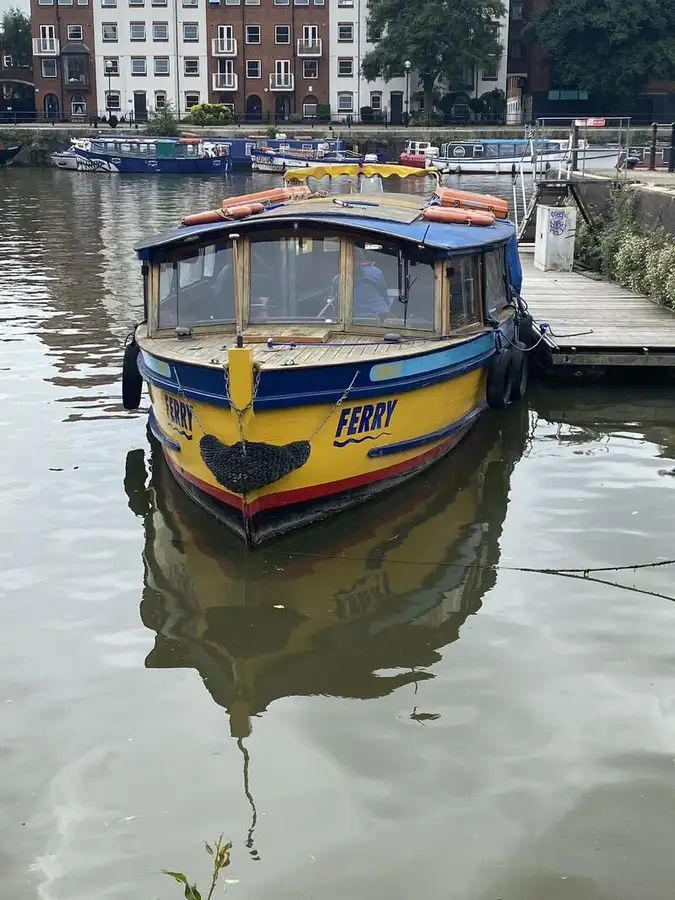 Kapal feri untuk dijual