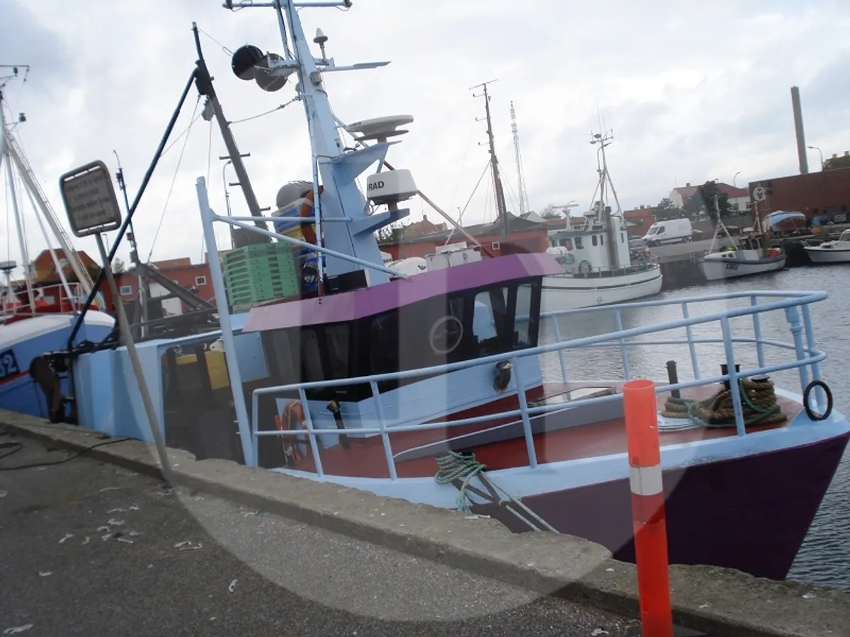 Kapal pengangkut ikan hidup untuk dijual