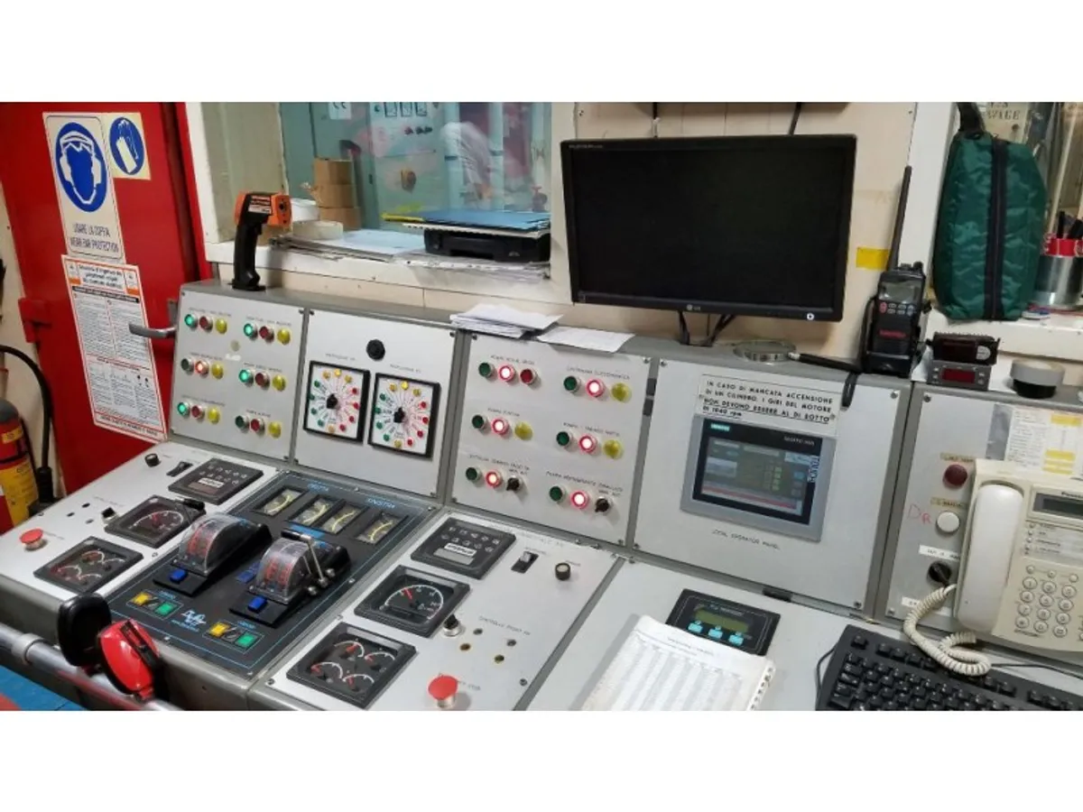 Kapal penelitian untuk dijual