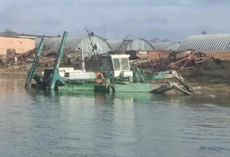 Kapal keruk untuk dijual