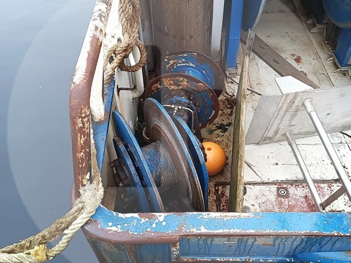 Kapal pengangkut ikan hidup untuk dijual