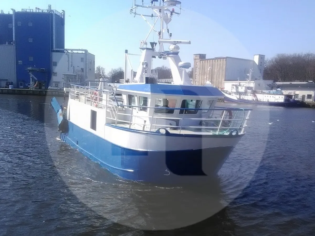 Kapal pengangkut ikan hidup untuk dijual