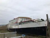 Kapal feri untuk dijual