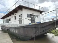 Tongkang akomodasi untuk dijual