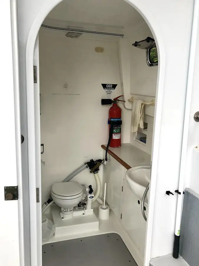 Kapal penelitian untuk dijual