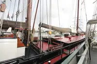 Yacht untuk dijual