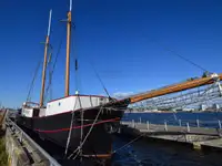 Kapal restoran dijual