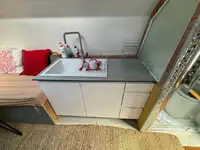 Sekoci penyelamat untuk dijual