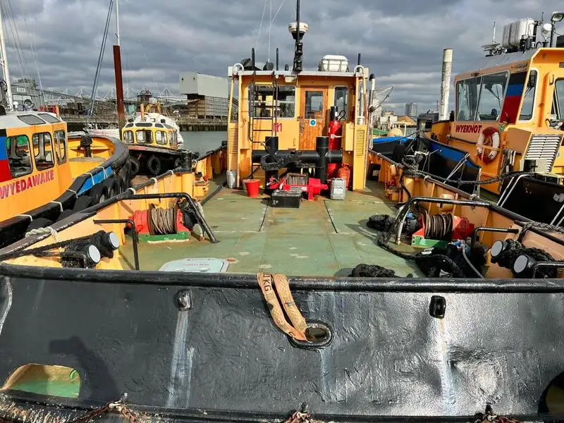 Kapal penarik dijual