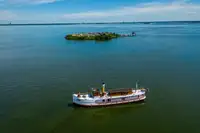 Kapal restoran untuk dijual