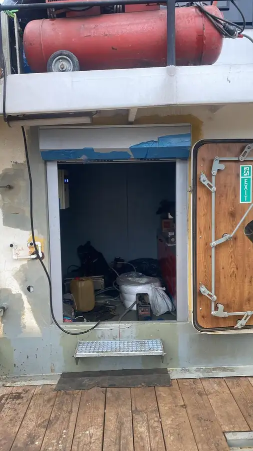 Kapal kerja dijual