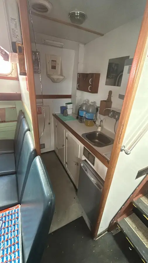 Kapal feri dijual