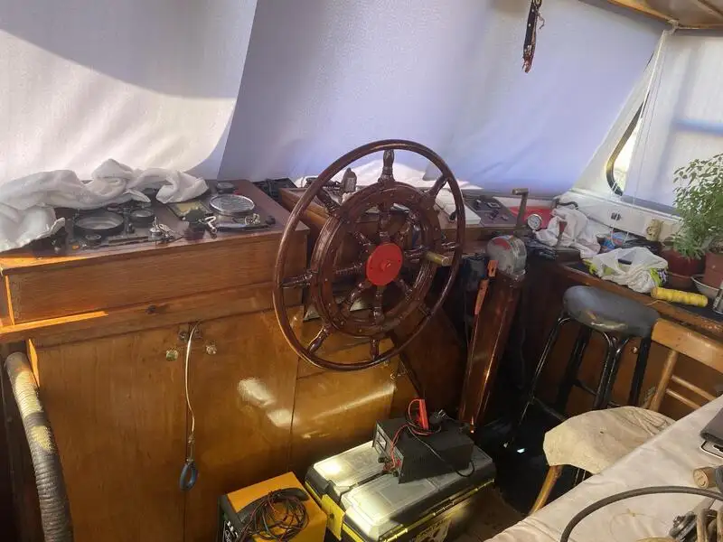 Kapal kerja dijual