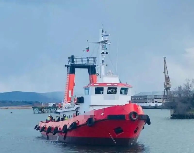 Kapal penarik dijual