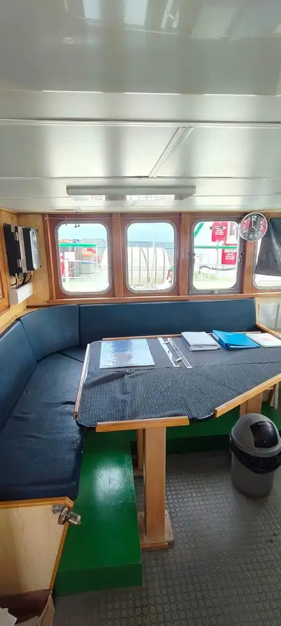 Kapal pasokan dijual
