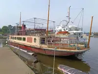 Kapal feri dijual