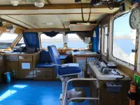Kapal pasokan dijual
